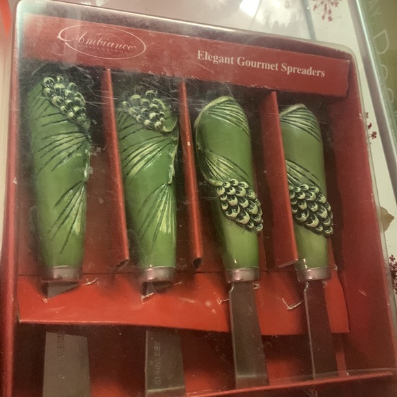 Green pine cone and needle art spreaders. - Picture 3 of 8